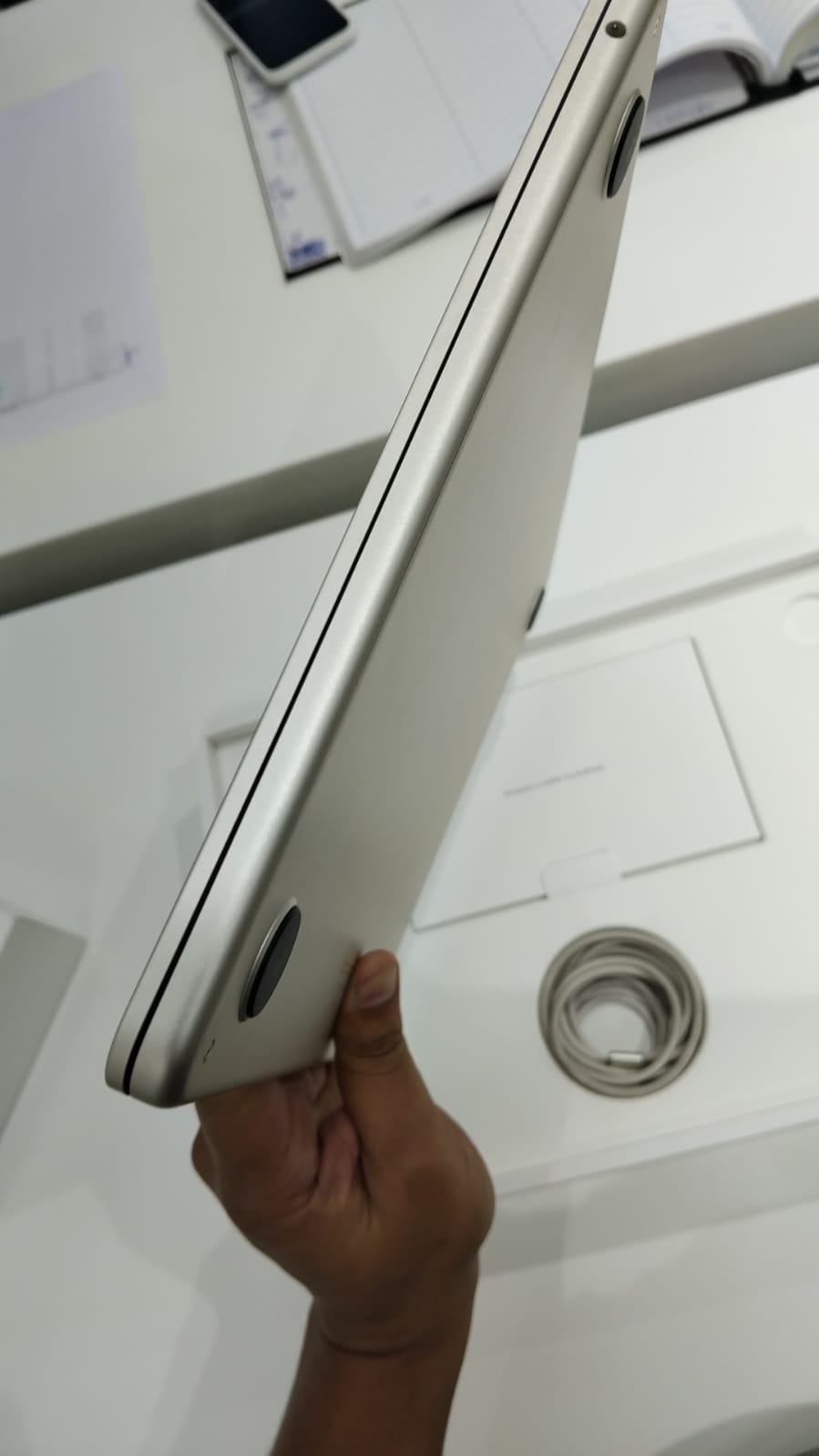 13-inch MacBook Air with M2 Chip (Demo)