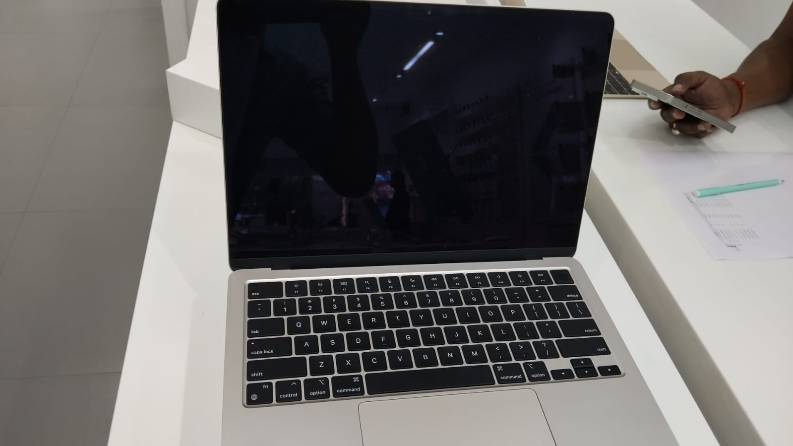 13-inch MacBook Air with M2 Chip (Demo)